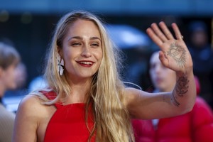 28325-jemima-kirke-flashes-armpit-hair-on-red-carpet.jpg