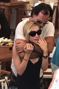3BB9870500000578-4077736-Loved_up_Ashley_Olsen_30_got_a_huge_hug_from_boyfriend_Richard_S-m-11_1483152118542.jpg