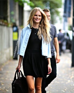 anna ewers.jpg