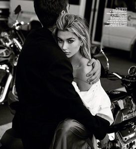 Hailey-Baldwin-Bazaar-Spain-Thomas-Whiteside-05-620x681.jpg
