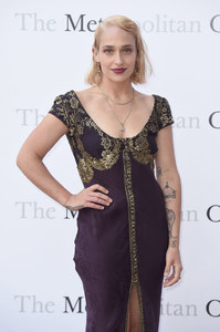 Jemima-Kirke-Met-Opera-Tristan-Isolde-Performance-Red-Carpet-Fashion-Tom-Lorenzo-Site-1.jpg