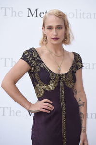 Jemima-Kirke-Met-Opera-Tristan-Isolde-Performance-Red-Carpet-Fashion-Tom-Lorenzo-Site-3.jpg