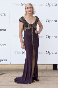 Jemima-Kirke-Met-Opera-Tristan-Isolde-Performance-Red-Carpet-Fashion-Tom-Lorenzo-Site-4.jpg