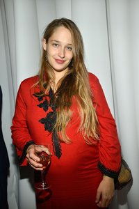 Pregnant-Girls-star-Jemima-Kirke-went-out-NYC.jpg