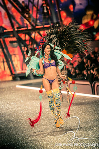 VSFS-PARIS-RUNWAY-JOSHWONG-11302016-022-L.jpg