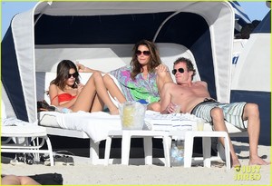 cindy-crawford-family-spend-christmas-at-beach-02.jpg