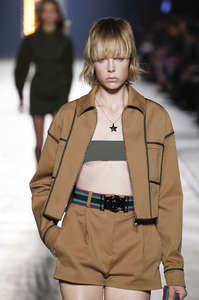 edie_versace_ss16_fashionnetwork_584c2789.jpg