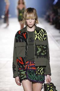 edie_versace_ss16_fashionnetwork_584c27d5.jpg