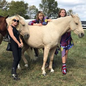 edie_versace_ss17_bts_donatella_versace_3.jpg