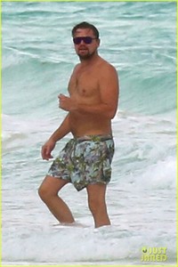 leo-dicaprio-hits-the-beach-shirtless-02.jpg