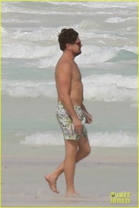 leo-dicaprio-hits-the-beach-shirtless-04.jpg