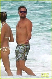 leo-dicaprio-hits-the-beach-shirtless-09.jpg