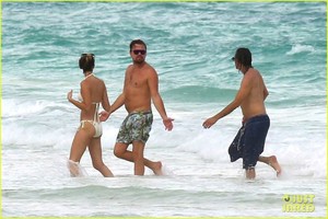 leo-dicaprio-hits-the-beach-shirtless-10.jpg