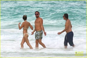 leo-dicaprio-hits-the-beach-shirtless-11.jpg