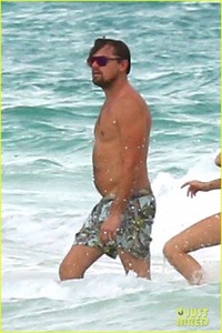 leo-dicaprio-hits-the-beach-shirtless-12.jpg