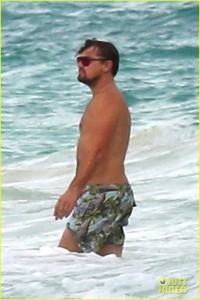 leo-dicaprio-hits-the-beach-shirtless-13.jpg