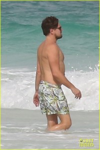 leo-dicaprio-hits-the-beach-shirtless-14.jpg