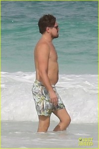 leo-dicaprio-hits-the-beach-shirtless-15.jpg
