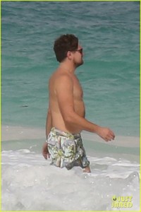 leo-dicaprio-hits-the-beach-shirtless-16.jpg