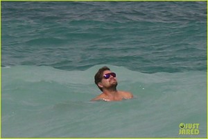 leo-dicaprio-hits-the-beach-shirtless-17.jpg