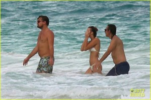 leo-dicaprio-hits-the-beach-shirtless-18.jpg