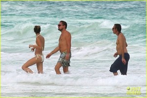 leo-dicaprio-hits-the-beach-shirtless-19.jpg