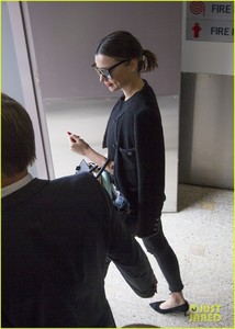 miranda-kerr-sydney-airport-brothers-wedding-01.jpg