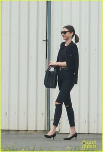 miranda-kerr-sydney-airport-brothers-wedding-05.jpg