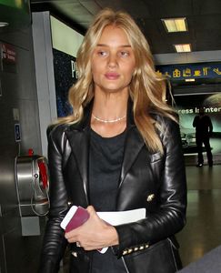 rosie-huntington-whiteley-arrives-at-milan-airport-12-14-2016-12.jpg