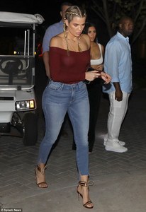 3C9B0BBD00000578-4167742-Solo_Khloe_wore_a_maroon_top_and_jeans_She_still_had_on_her_tigh-m-108_1485641071133.jpg