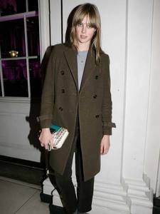 480x640-d104cdc0-29f8-11e6-b29a-877a59f552e8-assets-elleuk-com-gallery-16868-1325879598-edie-campbell-jpg.jpg
