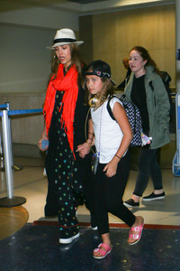 Jessica+Alba+Jessica+Alba+Family+Seen+LAX+ROR_-3ofEGMx.jpg