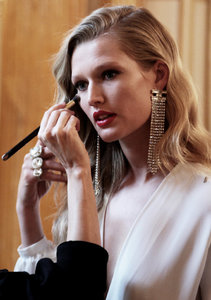 Photos-Toni-Garrn-charismatique-pour-la-nouvelle-campagne-Elisabetta-Franchi_portrait_w674 (3).jpg