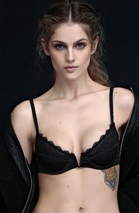 Bruna Carafini23 tatouage.jpg