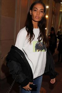 Joan-Smalls -Leaves-Givenchy-Fashion-Show--03-662x993.jpg