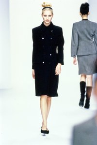 CALVIN-KLEIN-FALL-1995-RTW-31-KIRSTY-HUME-CN10040691.jpg