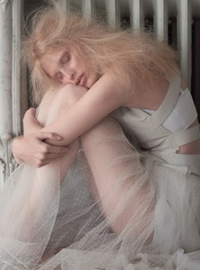 Niki-Trefilova-ELLE-Czech-2017-Editorial06.jpg