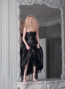 Niki-Trefilova-ELLE-Czech-2017-Editorial08.jpg