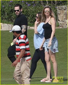 adam-levine-and-behati-prinsloo-get-ready-for-2017-at-the-beach-in-mexico-03.jpg