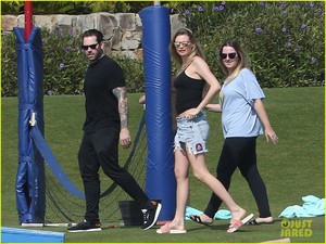 adam-levine-and-behati-prinsloo-get-ready-for-2017-at-the-beach-in-mexico-08.jpg