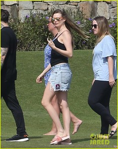 adam-levine-and-behati-prinsloo-get-ready-for-2017-at-the-beach-in-mexico-09.jpg