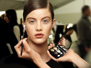 chanel-haute-couture-ss-2017-backstage-beauty-2-800x599.jpg