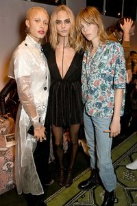 edie_burberry_sep16_front_row_vogue_1280_1.jpeg