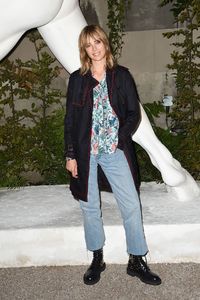 edie_burberry_sep16_front_row_vogue_1280_2.jpeg