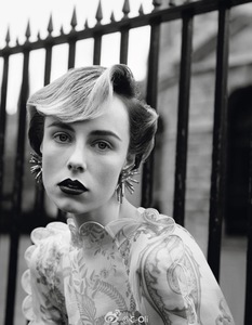 edie_vogue_paris_feb17_c_oli_1.jpg