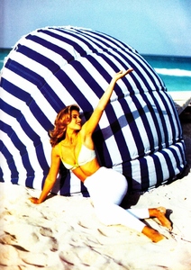 elle_uk_august_1992_9.jpg
