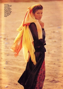 elle_uk_november_1993_29.jpg