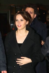 felicity-jones-arriving-for-a-post-snl-show-celebration-in-ny-1-14-2017-6.jpg