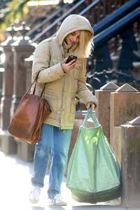 jemima-kirke-at-her-home-in-new-york-january-16-2017_117015613.jpg