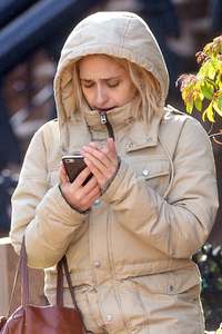 jemima-kirke-at-her-home-in-new-york-january-16-2017_217015613.jpg